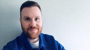 Tom Arnold Extended Background Golden