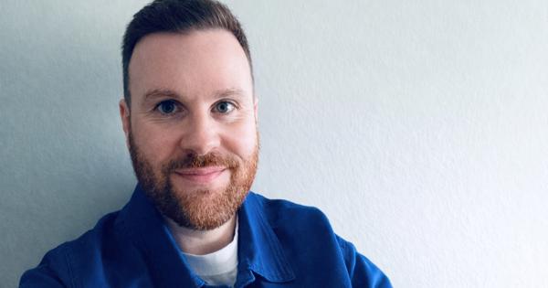 Tom Arnold Extended Background Golden